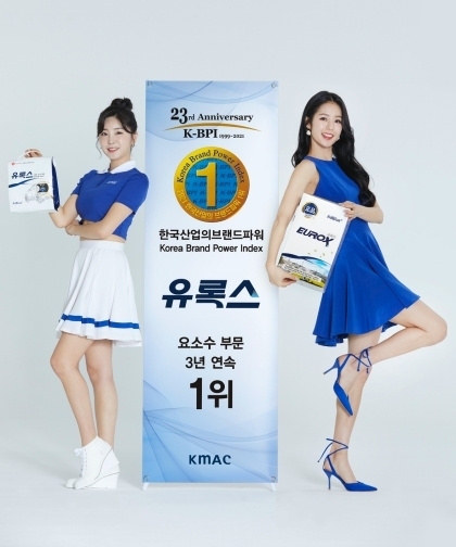 유록스 프리미엄 3.5ℓ와 광고모델 치어리더 안지현(좌), 유록스 10ℓ와 광고모델 치어리더 박기량(우).
