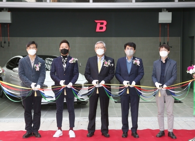 지난 3월 30일 ‘불스원 프라자 역삼점’ 오픈을 기념해 불스원 관계자들이 테이프 컷팅 행사를 진행하고 있다. (왼쪽부터) 안순종 SCM 본부장, 강태욱 전략사업본부장, 이창훈 대표, 이금영 부사장, 김영국 영업본부 이사