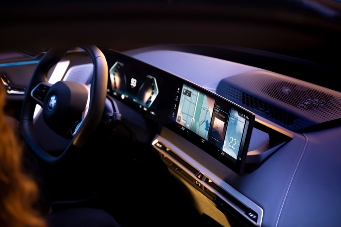 BMW 커브드 디스플레이