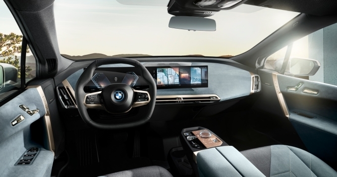 8세대 BMW iDrive가 적용된 BMW iX