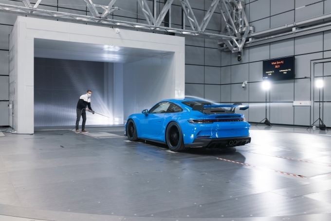 윈드 터널 테스트 중인 포르쉐 911 GT3