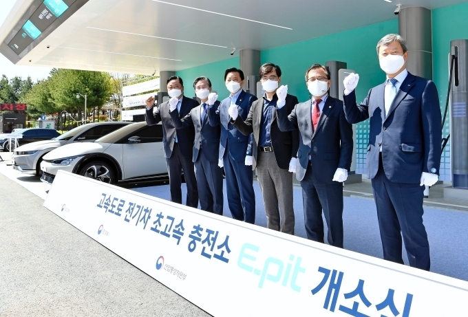 (오른쪽부터) 김일환 한국도로공사 부사장, 홍정기 환경부 차관, 공영운 현대자동차 사장, 황성규 국토교통부 2차관, 박진규 산업통상자원부 차관, 양진모 현대자동차 부사장이 기념촬영을 하고 있는 모습