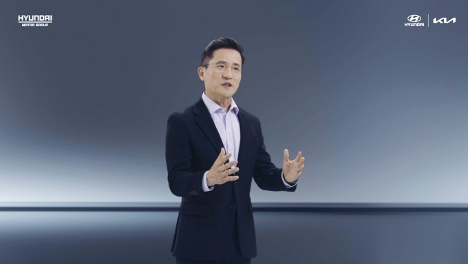 현대차·기아 중국 사업 총괄 이광국 사장이 중국 전략 발표회 ‘라이징 어게인, 포 차이나(Rising again, For China)’에서 발표를 하고 있는 모습