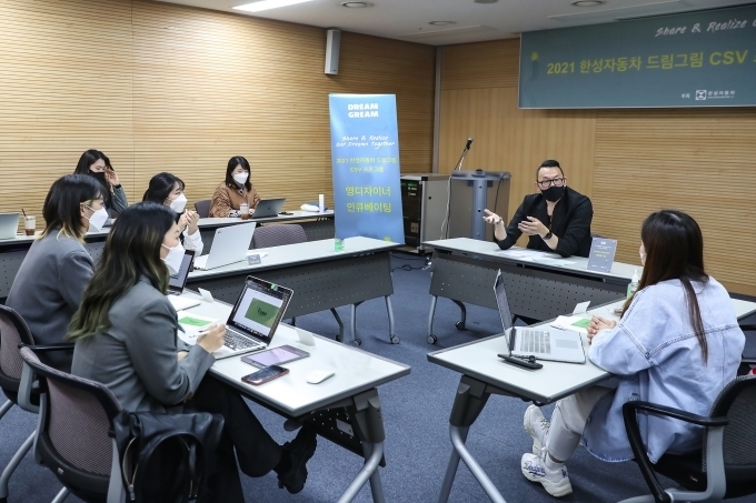12일 진행된 드림그림 ‘영디자이너 인큐베이팅’ 프로그램의 오리엔테이션에서 한성대학교 창업 R&D센터 홍성재 교수와 드림그림 멘토들이 토론을 하고 있다.