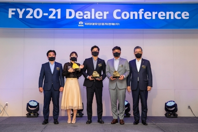 타타대우상용차의 2020 딜러컨퍼런스에서 수상자들이 기념촬영을 하고 있다. 사진은 왼쪽 부터 타타대우상용차판매의 김정우 대표, 군산대리점의 김수빈 과장, 충청 서부 대리점 최용해 대표, 대전 대리점의 김영환