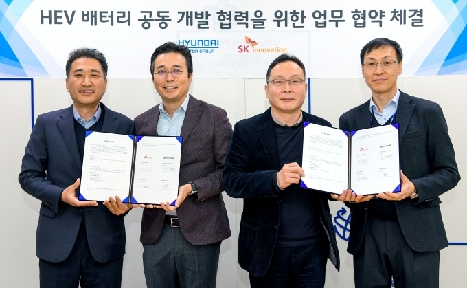 (왼쪽부터) 현대차·기아 전동화개발센터 최우석 상무, SK이노베이션 김유석 배터리마케팅본부장, 현대차·기아 파워트레인부품구매사업부 박찬영 상무, SK이노베이션 이장원 배터리연구원장