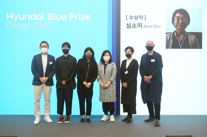 (오른쪽 상단 화면부터) 최종 수상자인 심소미 큐레이터와 파이널리스트인 다니엘 카펠리옹, 장지우, 조주리, 이푸로니, 윤율리 큐레이터, 현대차 지성원 상무가 시상식 후 기념사진을 촬영하고 있다.