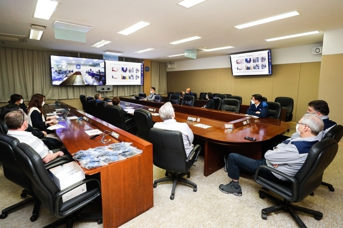 한국지엠 카허 카젬 사장과 지엠테크니컬센터코리아 로베르토 렘펠 사장 및 임직원이 품질 회의를 하고 있는 모습.   