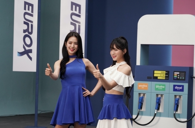 유록스 광고 촬영 현장, 광고모델 치어리더 박기량(좌),안지현(우)