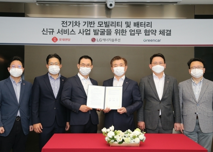 (왼쪽부터) 롯데렌탈 기획부문 이장섭 상무, 마케팅부문 최근영 상무, 김현수 대표이사 사장, LG에너지솔루션 김종현 대표이사 사장, 경영전략총괄 장승세 전무, E-platform 사업부문 김태영 담당(왼쪽부터)