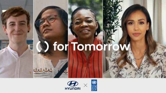 'for Tomorrow' 프로젝트 영상을 통해 공개된 솔루션을 제안한 (왼쪽부터) 영국의 시안 셔윈(Cian Sherwin), 네팔의 소니카 만다르(Sonika Manandhar), 나이지라아의 오나 안젤라 아마카(Onah Angela Amaka)와 'for Tomorrow' 프로젝트 홍보대사인 배우 제시카 알바(Jessica Alba)