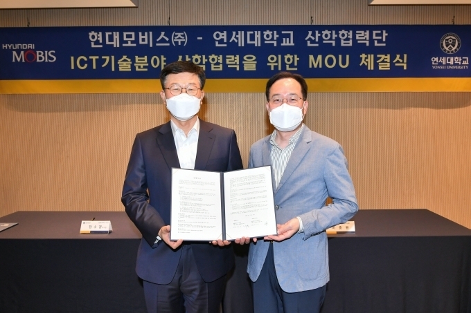 현대모비스는 글로벌 특허 확보 전략의 일환으로 연세대학교 산학협력단과 미래차 유망 특허기술을 매입 등 포괄적인 ‘ICT 기술분야 협력을 위한 MOU’를 체결했다고 9일 밝혔다. 사진 왼쪽 현대모비스 기획부문장 정수경 부사장, 오른쪽 연세대학교 산학협력단장 이충용 연구처장