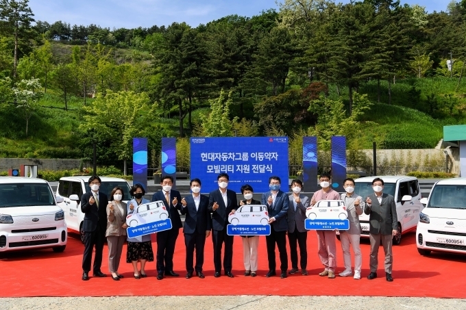 (왼쪽부터) 이지무브 오도영 대표이사, 영락애니아의집 조지영 원장, 주몽재활원 강향식 원장, 한국노인복지중앙회 권태엽 회장, 사회복지공동모금회 김상균 사무총장, 현대차그룹 이병훈 상무, 서울시 김선순 복지정책실장, 서울시장애인복지시설협회 허곤 회장, 은평재활원 하성도 원장, 참좋은집 박광준 원장, 홀트일산요양원 최종진 원장, 부천혜림요양원 이현웅 원장이 ‘이동약자 모빌리티 공헌사업’ 전달식에서 기념촬영을 하는 모습