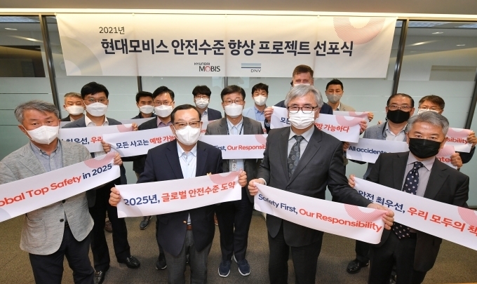 현대모비스가 서울 역삼동 본사에서 조성환 사장 등 주요 임원들이 참석한 가운데 ‘안전 수준 향상 프로젝트 선포식’을 열고 글로벌 수준의 안전 관리 역량 확보를 위한 결의를 다졌다. 사진 첫 줄 왼쪽에서 두번째가 조성환 사장.
