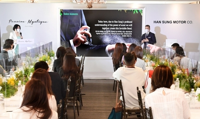 지난 13일 서울 그랜드워커힐 애스톤하우스에서 열린 한성자동차의 향수 런칭 기념 행사에서 아이센트 전속 향기 디자이너 레이몬드 매츠(Raymond Matts)가 향기 세미나 ‘Stolen Moments’를 진행하고 있다.