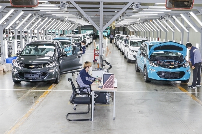 롯데푸드로 전달될 볼트EV가 PDI센터(차량 인도 전 품질 점검 센터, Pre-delivery Inspection Center)에서 마지막 점검을 받고 있는 모습.