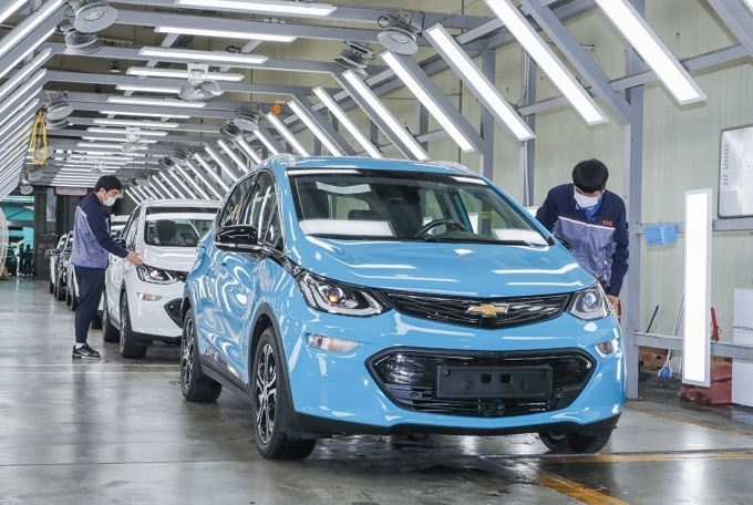 롯데푸드로 전달될 볼트EV가 PDI센터(차량 인도 전 품질 점검 센터, Pre-delivery Inspection Center)에서 마지막 점검을 받고 있는 모습.