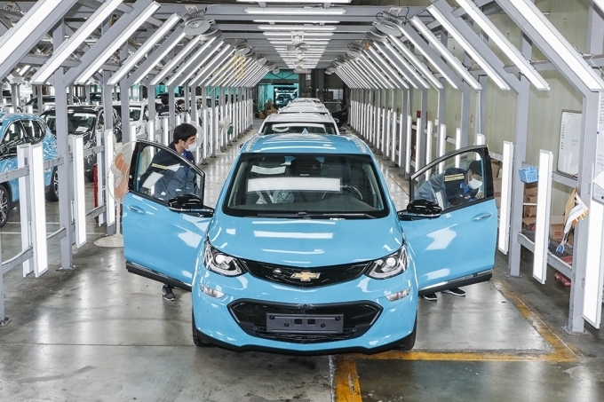 롯데푸드로 전달될 볼트EV가 PDI센터(차량 인도 전 품질 점검 센터, Pre-delivery Inspection Center)에서 마지막 점검을 받고 있는 모습.