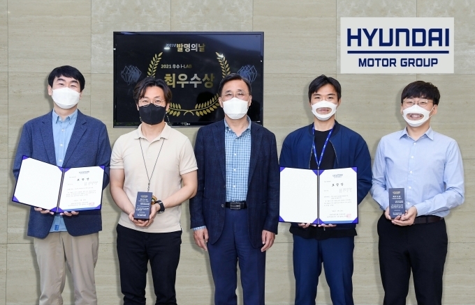 (왼쪽부터) 성주영 책임연구원, 오지원 책임연구원, 연구개발본부 부본부장 박정국 사장, 이근석 책임연구원, 김남균 책임연구원)