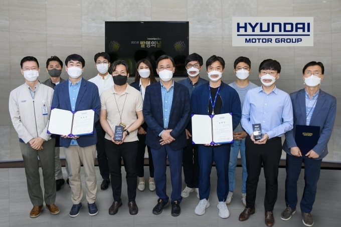 현대차∙기아, 2021 ‘발명의 날’ 행사 우수 특허 개발자 수상자들이 기념촬영을 하고 있다.
