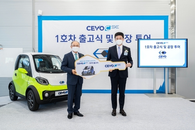 25일 전남 영광군에 위치한 쎄보모빌리티 본사에서 ‘CEVO-C SE 1호차 출고식’이 진행되었다. (좌측 쎄보모빌리티 박영태 대표, 우측 메쉬코리아 이지훈 이사)
