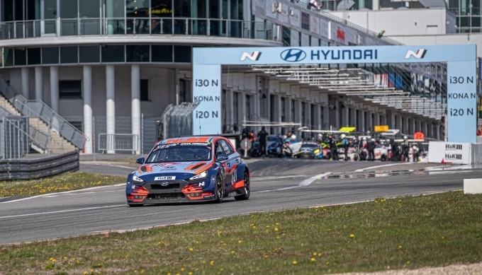 지난 5월 8~9일 열린 뉘르부르크링 예선 레이스(Qualifying Race)에서 주행중인 i30 N TCR의 모습