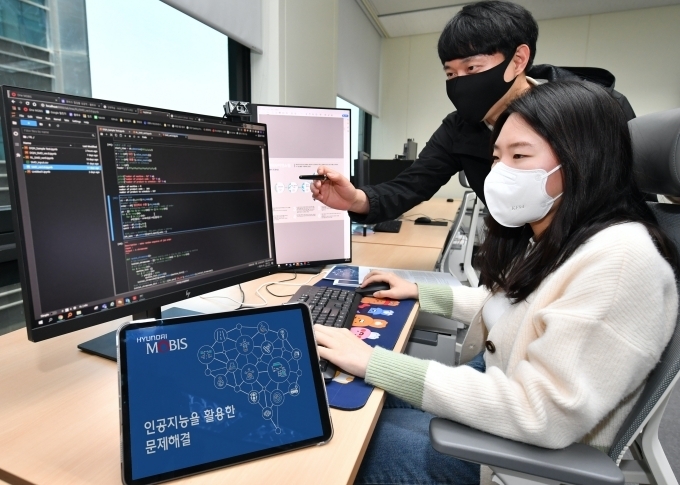 현대모비스 직원들이 인공지능 솔루션을 개발하고 있다.