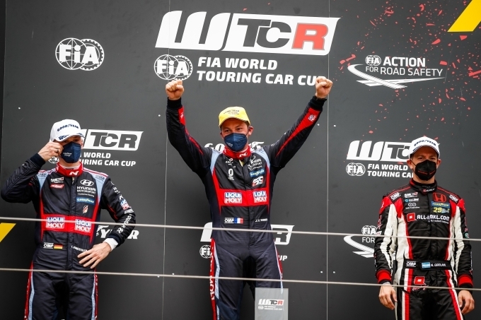 6월 3~5일 열린 2021 WTCR 개막전 두 번째 결승 레이스에서 1, 2위 오른 엥슬러 현대 N 리퀴몰리 레이싱팀 선수들(왼쪽부터 루카 엥슬러, 잔 칼 버네이, 네스터 지로라미(올 인클 닷컴 뮤닉 모터스포츠) 선수)