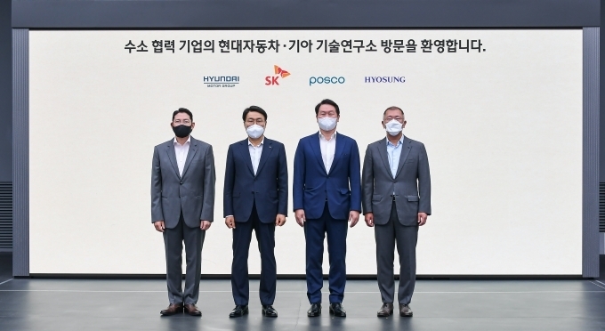 (왼쪽부터) 조현준 효성그룹 회장, 최정우 포스코그룹 회장, 최태원 SK그룹 회장, 정의선 현대차그룹 회장이 기념촬영을 하고 있는 모습