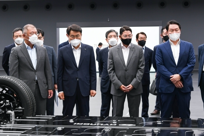 (왼쪽부터) 정의선 현대차그룹 회장, 최정우 포스코그룹 회장, 조현준 효성그룹 회장, 최태원 SK그룹 회장이 전기차 전용 플랫폼 E-GMP에 대한 설명을 듣고 있는 모습