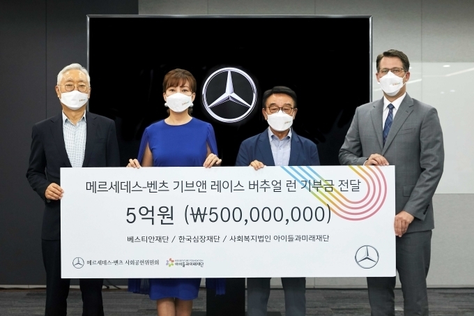 (좌로부터) 아이들과미래재단 이훈규 이사장, 베스티안재단 설수진 대표, 한국심장재단 조범구 이사장, 메르세데스-벤츠 사회공헌위원회 토마스 클라인 의장
