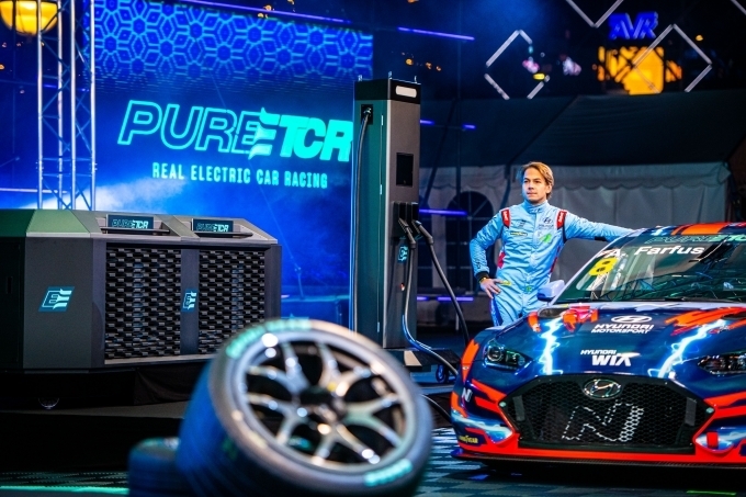 작년 10월 9일 덴마크 코펜하겐 시청 앞에서 2021 시즌 PURE ETCR 대회 선포식 무대위에 전시된 현대차그룹 수소연료전지 발전기와 현대 벨로스터 N ETCR, 드라이버 아우구스토 파푸스(Augusto Farfus)의 모습