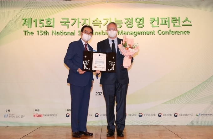 노사협력 부문 고용노동부 장관상 수상식에 참여한 성대석 한국언론인협회 회장(사진 왼쪽)과 울리히 크룸샤이드 아우디폭스바겐코리아 최고재무책임자(오른쪽)