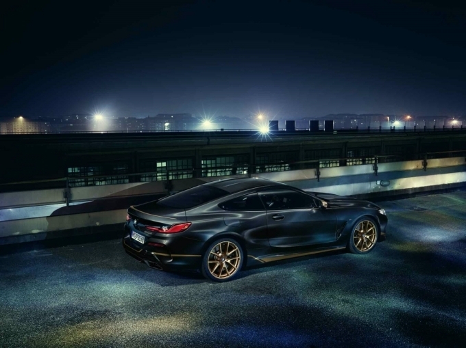 뉴 840i xDrive 쿠페 골든 선더 에디션