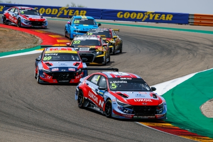 7월10~11일 열린 ‘2021 WTCR’ 3라운드 스페인전에서 현대차 ‘엘란트라 N TCR(국내명 아반떼 N TCR)’이 질주하고 있는 모습