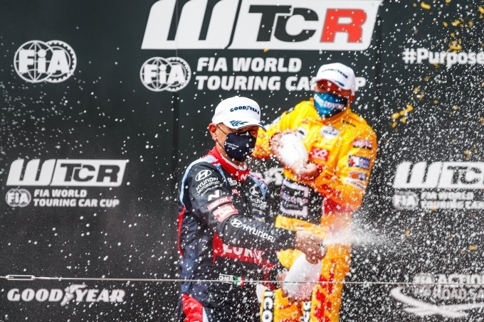 7월10~11일 열린 ‘2021 WTCR’ 3라운드 스페인전 첫 번째 결승 레이스에서 우승을 차지한 BRC 현대 N 루크오일 스쿼드라 코르세팀의 가브리엘 타퀴니(Gabriele Tarquini) 선수가 세레모니를 하고 있는 모습