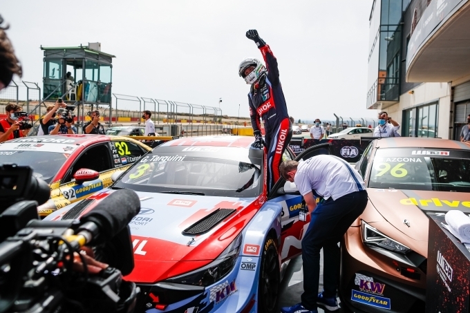 7월10~11일 열린 ‘2021 WTCR’ 3라운드 스페인전 첫 번째 결승 레이스에서 우승을 차지한 BRC 현대 N 루크오일 스쿼드라 코르세팀의 가브리엘 타퀴니(Gabriele Tarquini) 선수가 세레모니를 하고 있는 모습
