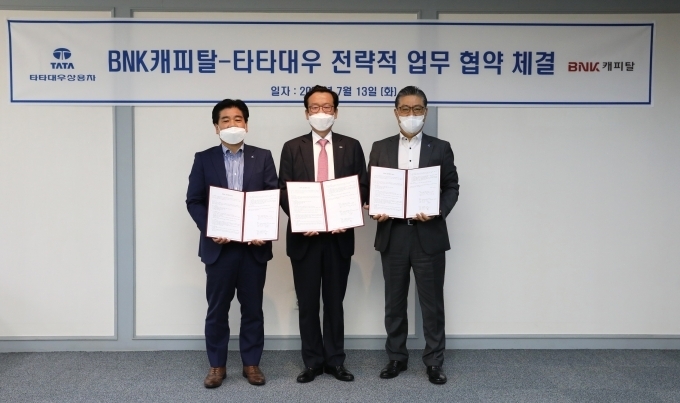 전략적 업무협약 체결한 (왼쪽 부터) 타타대우상용차판매 김정우 대표이사, BNK캐피탈 이두호 대표이사, 타타대우상용차 김방신 사장
