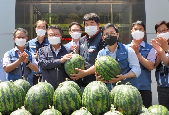 현대모비스가 전국에 위치한 우수 A/S 부품 협력사 250여 곳에 계절과일을 전달했다. A/S 부품 공급 최전선에서 무더위와 코로나19를 극복하고 있는 협력사들을 위로하고 격려하는 차원이다.