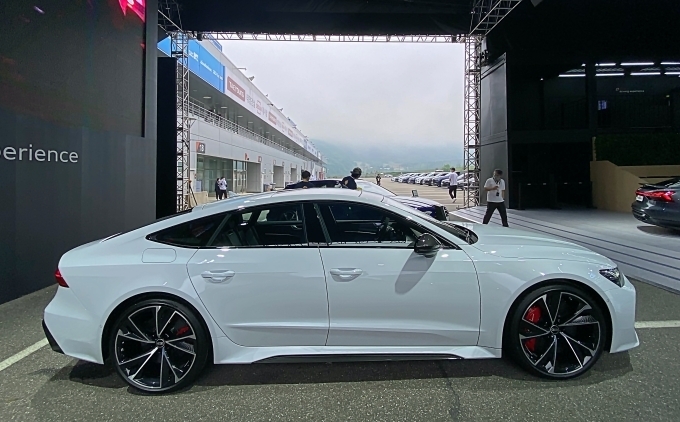 더 뉴 아우디 RS 7