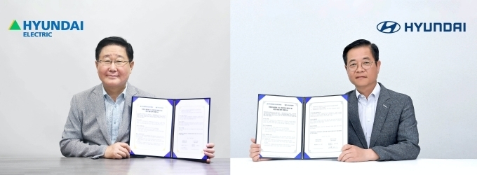 (왼쪽부터) 조석 현대일렉트릭 대표이사, 김세훈 현대자동차 연료전지 사업부 부사장이 ‘발전용 수소 연료전지 패키지 상용화를 위한 양해각서(MOU) 체결식’에서 기념촬영을 하고 있는 모습