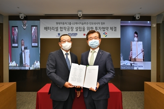 현대모비스 조성환 사장(앞줄 왼쪽)과 LG에너지솔루션 김종현 사장(앞줄 오른쪽), 인도네시아 투자부 바흐릴 라하달리아 장관(뒷줄 왼쪽 화면), 인도네시아 국영 배터리 코퍼레이션(IBC) 토토 누그로호 CEO(뒷줄 오른쪽 화면) 등이 온/오프라인으로 협약식에 참석했다.