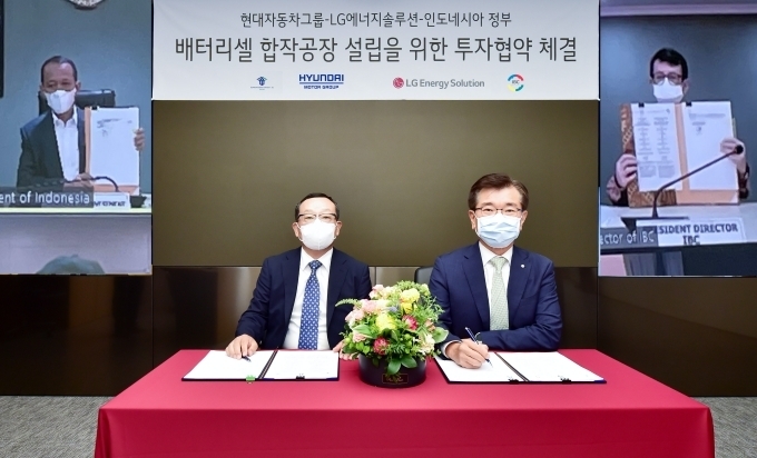 현대모비스 조성환 사장(앞줄 왼쪽)과 LG에너지솔루션 김종현 사장(앞줄 오른쪽), 인도네시아 투자부 바흐릴 라하달리아 장관(뒷줄 왼쪽 화면), 인도네시아 국영 배터리 코퍼레이션(IBC) 토토 누그로호 CEO(뒷줄 오른쪽 화면) 등이 온/오프라인으로 협약식에 참석했다.