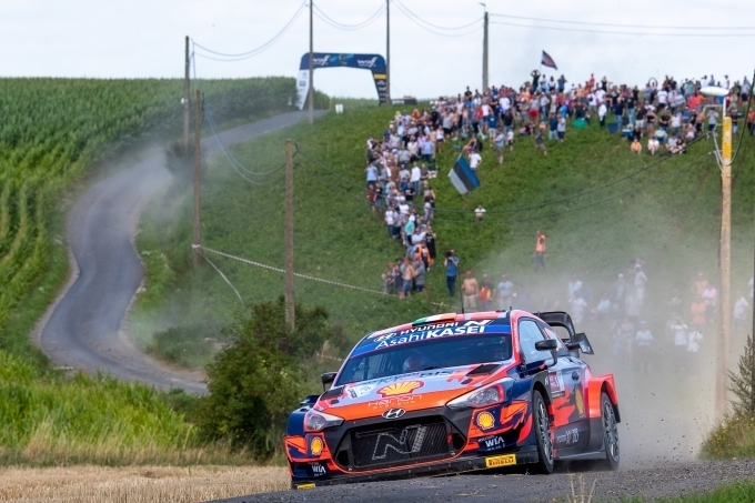 ‘2021 월드랠리챔피언십’ 8차 대회 벨기에 랠리에서 현대자동차 ‘i20 Coupe WRC’ 랠리카가 주행하고 있는 모습
