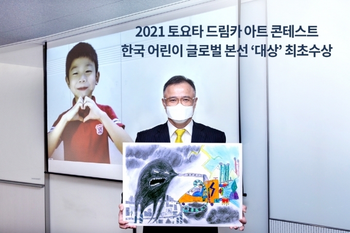 이제율 어린이(사진 왼쪽)가 그린 작품을 타케무라 노부유키(사진 오른쪽) 한국토요타자동차 대표이사가 선보이고 있다.  