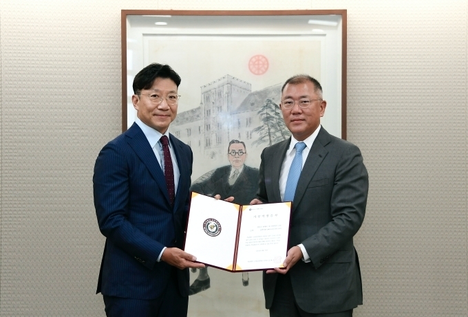 현대차그룹 정의선 회장(사진 우측)이 기부금 약정서에 서명한 뒤 고려중앙학원 김재호 이사장과 기념 사진을 촬영하고 있다.