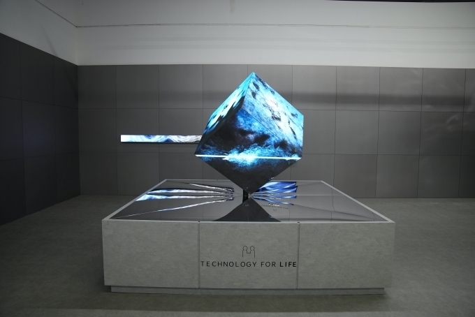 조형물 ‘테크놀로지 포 라이프(Technology for life)’는 디스플레이 화면으로 6면을 감싼 디지털 큐브에서 반복되는 영상을 통해, 기아의 기술에 생명을 불어넣어 고객들에게 기억에 남을 경험을 남기겠다는 메세지를 전달한다.