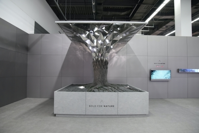 조형물 ‘볼드 포 네이처(Bold for nature)’는 자연과 소재에서부터 아름다움을 만들어 나가겠다는 메세지를 전달한다.