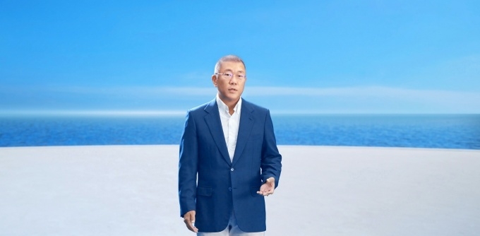현대차그룹 정의선 회장이 ‘하이드로젠 웨이브’에서 발표하는 모습