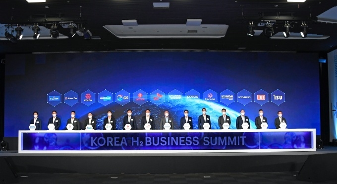 8일 경기도 고양시 킨텍스에서 열린 2021수소모빌리티+쇼 개막행사에서 주요 내빈 및 참가사 CEO가 기념촬영을 하고 있다. 첫줄 좌측부터 대한무역투자진흥공사 유정열 사장, 한국수소산업협회 김방희 회장, 현대자동차 김동욱 부사장, 수소모빌리티+쇼조직위원회 정만기 조직위원장, 수소융합얼라이언스 문재도 회장, 수소에너지네트워크 도경환 회장, 킨텍스 이화영 사장.